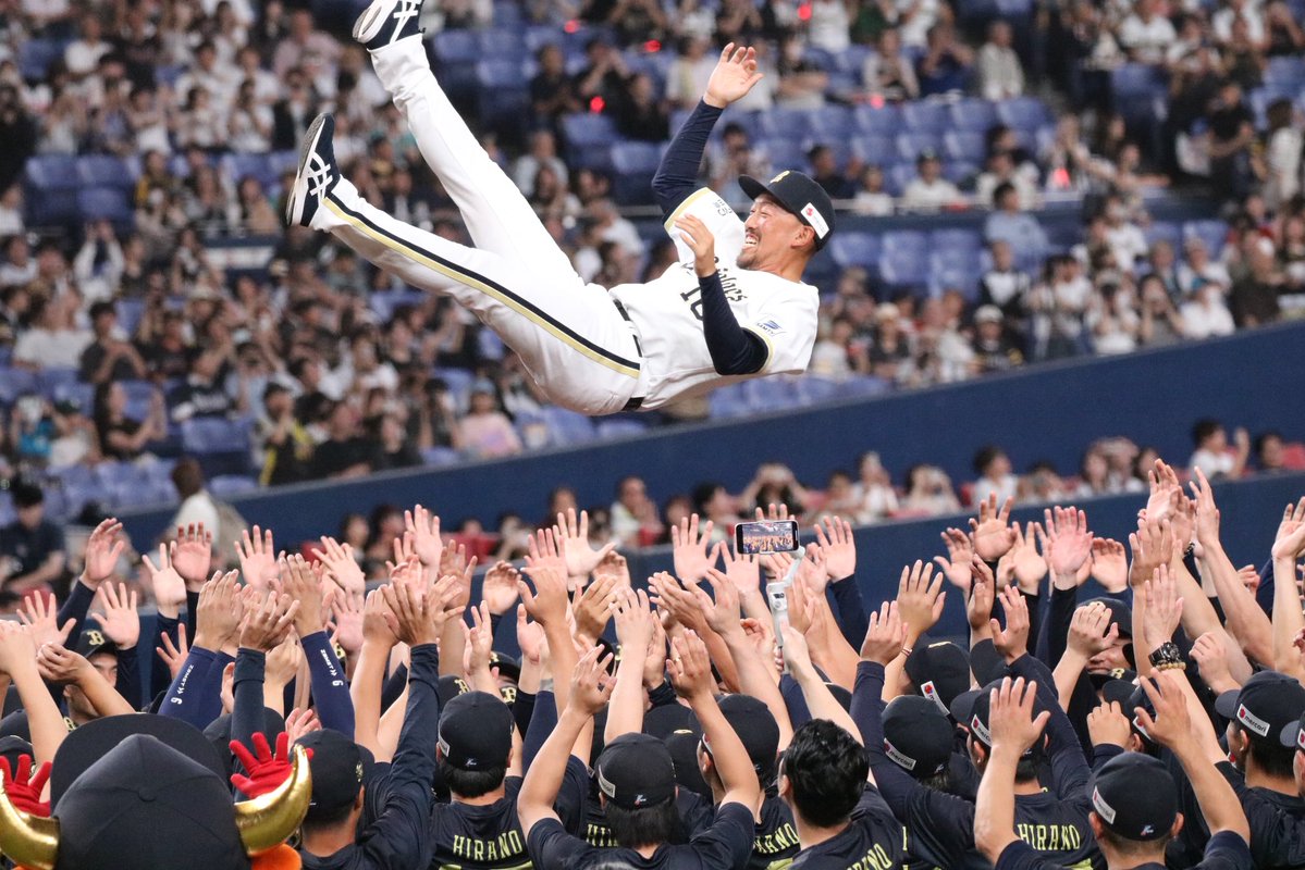 blue_braves's tweet photo. 平野さん 現役引退
本当にお疲れ様でした
そして本当にありがとう！
岡田さんや、金子さんまでセレモニーにかけつけて下さいました🥹
オリックスの苦しい時代、そして栄光の時代にを担った人がまたグランドを去りました🥲
#平野佳寿 https://t.co/kNsB4p0dLh