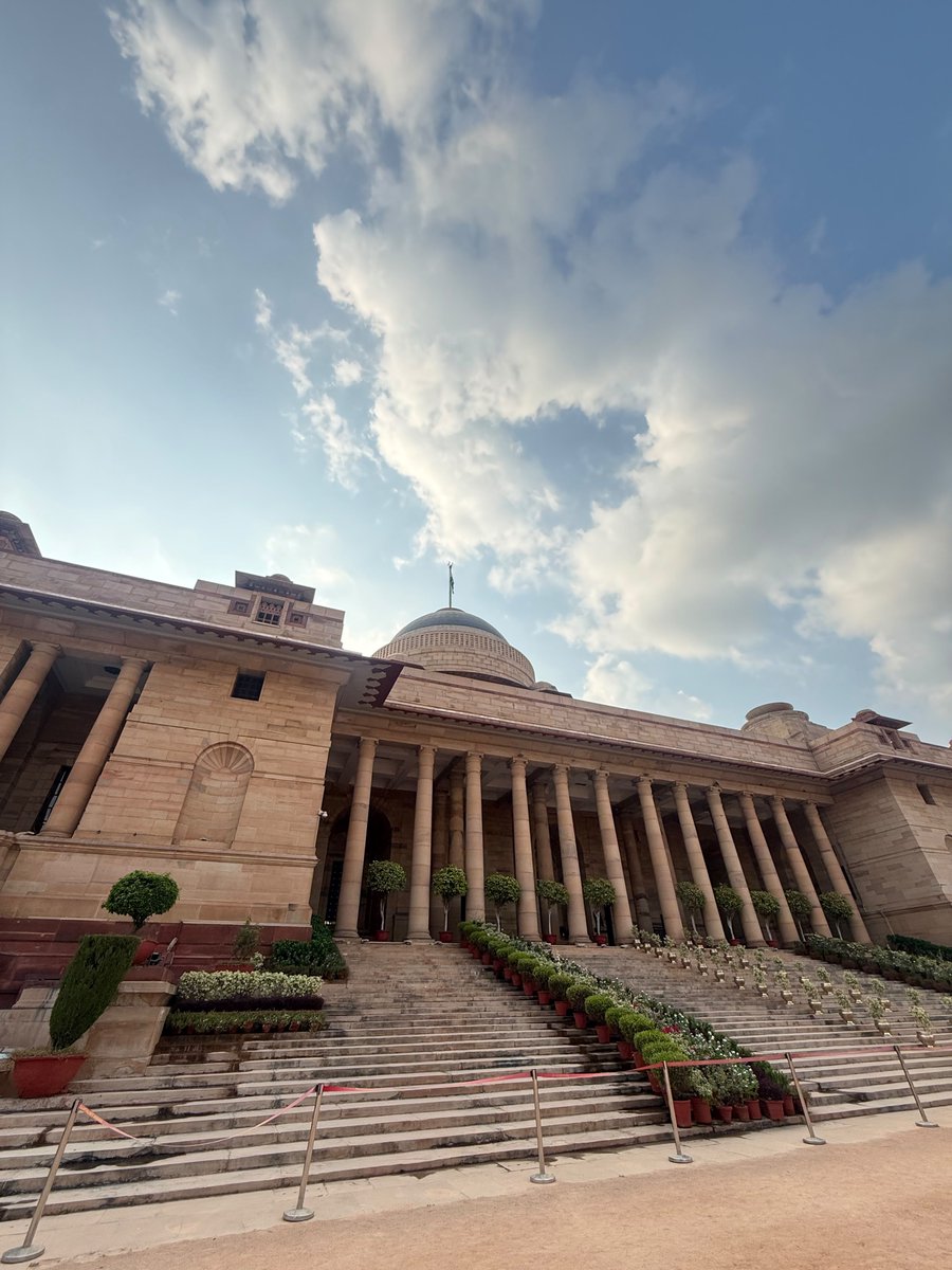 GayatriMis81's tweet photo. We have pledged to return back to this place asap. @rashtrapatibhvn you didn't meet us Madam but we will return back as officers to meet you.
#اليوم_الوطني_السعودي_٩٦ #पंडित_दीनदयाल_उपाध्याय #simyoPackRealme16Pro #Österreich #HuracánPolo https://t.co/fcLMdiPQwR