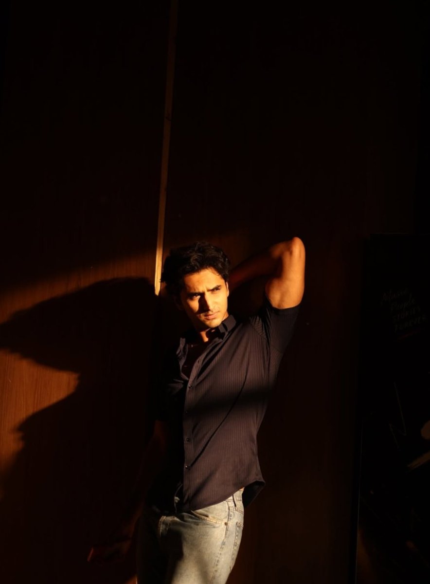 HeewabRazmeet's tweet photo. Someone is active on insta 
“ZA IS LOOKING SO HOT AND DASHING IN THIS PICTURE 😭🔥 That look, the hairstyle, the black shirt and that whole confident aura?? He absolutely KILLED this look. 🫠❤️‍🔥”
He literally killed me by these photos 🔥😝
Biceps???💪🏻💪🏻
Sunlight on face 😎💞 https://t.co/SdQLfbyxuc