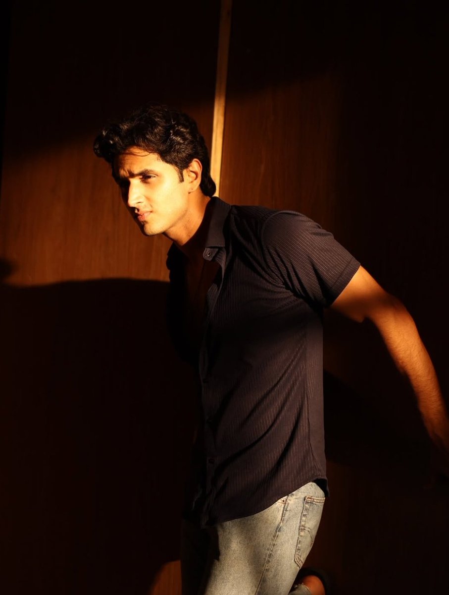 HeewabRazmeet's tweet photo. Someone is active on insta 
“ZA IS LOOKING SO HOT AND DASHING IN THIS PICTURE 😭🔥 That look, the hairstyle, the black shirt and that whole confident aura?? He absolutely KILLED this look. 🫠❤️‍🔥”
He literally killed me by these photos 🔥😝
Biceps???💪🏻💪🏻
Sunlight on face 😎💞 https://t.co/SdQLfbyxuc