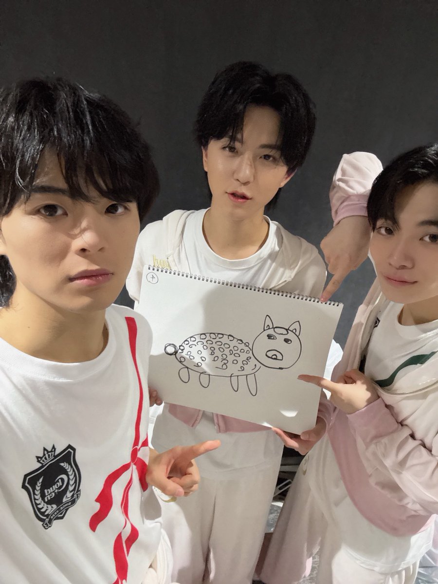 cloudten_member's tweet photo. あやと・宇治とうま画伯の絵からお題を当てるクイズ🎨🧑‍🎨
（公演ありがとうございました！）

まじで何描いてるか全然わかりませんでした。

斗真は個性があっていいと褒めてたけど、
優しくしたら絵が上手いと勘違いしてしまうので俺が厳しく教育していきます👹

※写真の絵は、あやとが描いた恐竜です。

＃Cloudten ＃阿部晴仁