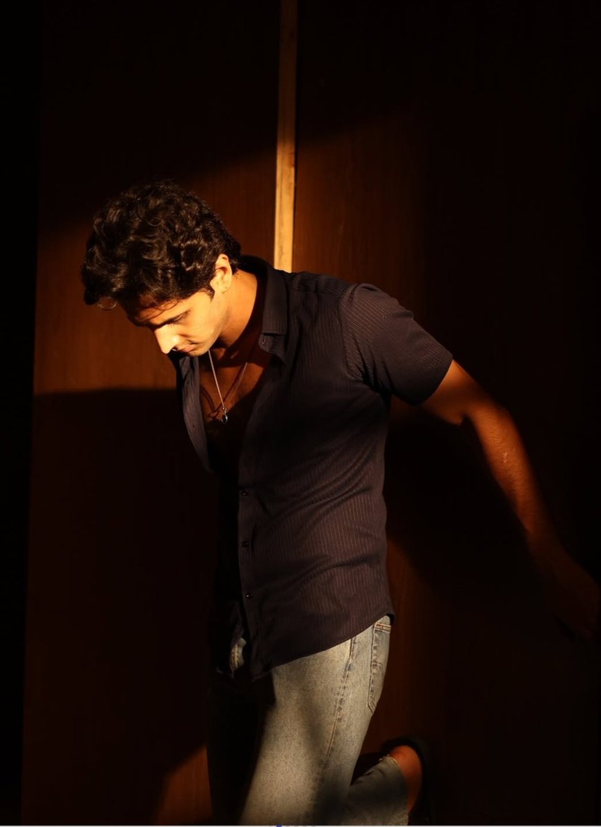 HeewabRazmeet's tweet photo. Someone is active on insta 
“ZA IS LOOKING SO HOT AND DASHING IN THIS PICTURE 😭🔥 That look, the hairstyle, the black shirt and that whole confident aura?? He absolutely KILLED this look. 🫠❤️‍🔥”
He literally killed me by these photos 🔥😝
Biceps???💪🏻💪🏻
Sunlight on face 😎💞 https://t.co/SdQLfbyxuc