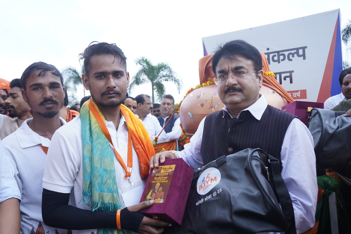 nsp2106's tweet photo. 'सेवा संकल्प यात्रा' बरेली से रवाना...

माननीय प्रधानमंत्री श्री @narendramodi जी के सार्वजनिक जीवन में सेवा, समर्पण और सुशासन के 25 वर्ष पूर्ण होने के अवसर पर देशभर में #सेवा_संकल्प_अभियान चलाया जा रहा है। इसी क्रम में भारतीय जनता युवा मोर्चा द्वारा वाराणसी से वडनगर तक ‘सेवा संकल्प यात्रा’ प्रारंभ की गई है। यह यात्रा गांव-गांव पहुंचकर युवाओं को सेवा कार्यों और राष्ट्र निर्माण से जोड़ रही है। 

माननीय प्रधानमंत्री जी की कर्मभू��ि वाराणसी से उनकी जन्मभूमि वडनगर (गुजरात) तक जा रही सेवा संकल्प यात्रा का विगत दिवस बरेली में विश्राम रहा एवं आज अपने गंतव्य की ओर प्रस्थान किया। इस यात्रा से जुड़े प्रत्येक सहभागी का समर्पण और प्रतिबद्धता समाज के प्रति उत्तरदायित्व की भावना को नई ऊर्जा प्रदान कर रही है।

इस अवसर पर सभी यात्रियों का सम्मान कर स्मृति चिन्ह भेंट किए एवं यात्रा को बरेली से रवाना किया। 

#SevaYatra 
#SevaSankalpAbhiyan