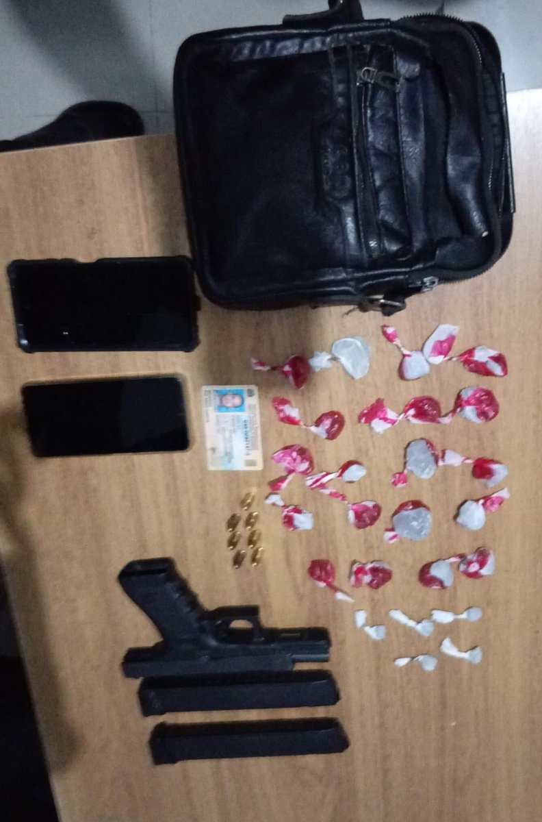 PoliciaRD's tweet photo. Policía informa fallecimiento de reconocido delincuente tras enfrentar a tiros a agentes de la DICRIM en Gaspar Hernández. 

Espaillat.– La Policía Nacional informó que falleció mientras recibía atenciones médicas un reconocido delincuente identificado como Ricardo Polanco García, alias “Richard Gatillo” y/o “El Vegano”, quien resultó herido tras enfrentar a tiros a miembros de la Dirección Central de Investigación (DICRIM) que realizaban un operativo en el sector El Mango, de Las Yaguas, municipio Gaspar Hernández.

De acuerdo con el reporte preliminar, los agentes actuantes procuraban detener a Polanco García cuando este sacó un arma de fuego y realizó varios disparos contra los miembros de la DICRIM, quienes repelieron la agresión, ocasionándole la herida que posteriormente provocó su fallecimiento mientras recibía asistencia médica en el hospital municipal Manuel de Luna.

El ahora occiso era señalado como presunto sicario y brazo ejecutor de la estructura delictiva encabezada por otro reconocido delincuente, identificado como alias “Dimanchi”, por lo que era objeto de labores de investigación y búsqueda.

Durante la intervención, los agentes actuantes le ocuparon una pistola marca Glock, junto a dos cargadores con capacidad para 30 cápsulas, evidencia que será incorporada a las investigaciones correspondientes.

#PolicíaRD #PNinforma #DicrimRD