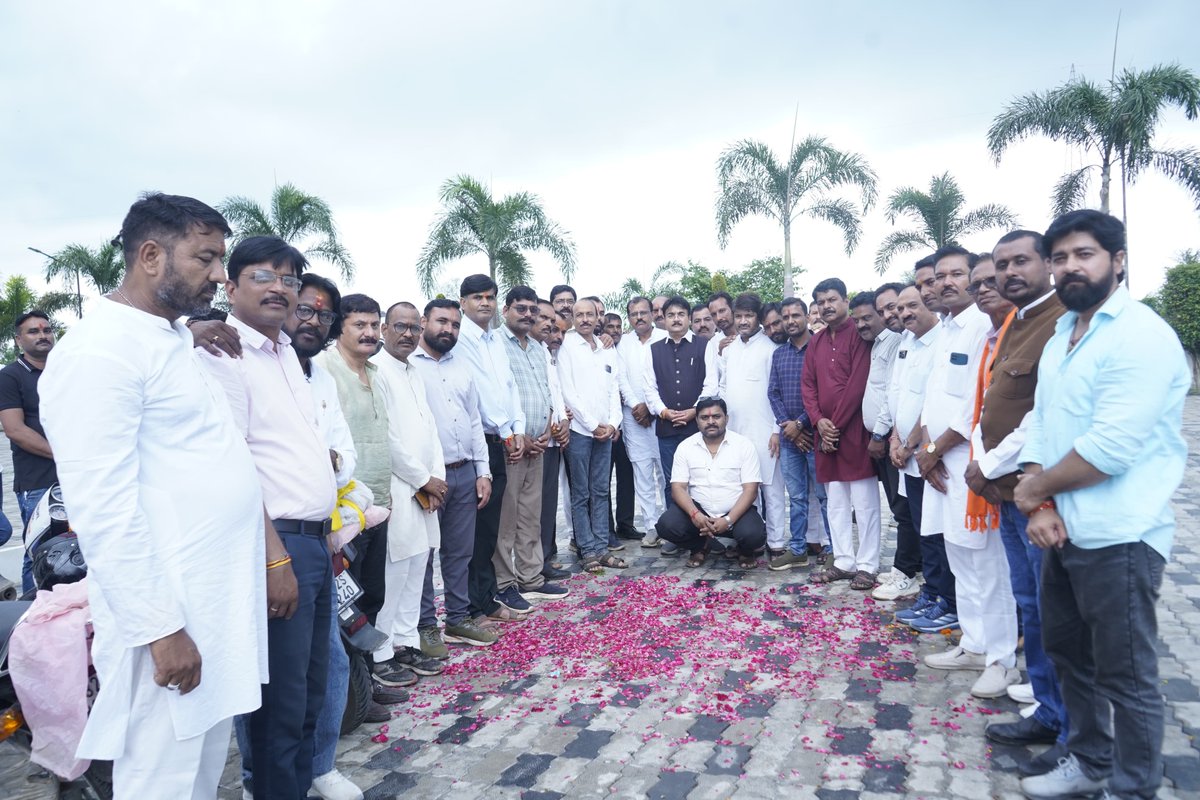 nsp2106's tweet photo. 'सेवा संकल्प यात्रा' बरेली से रवाना...

माननीय प्रधानमंत्री श्री @narendramodi जी के सार्वजनिक जीवन में सेवा, समर्पण और सुशासन के 25 वर्ष पूर्ण होने के अवसर पर देशभर में #सेवा_संकल्प_अभियान चलाया जा रहा है। इसी क्रम में भारतीय जनता युवा मोर्चा द्वारा वाराणसी से वडनगर तक ‘सेवा संकल्प यात्रा’ प्रारंभ की गई है। यह यात्रा गांव-गांव पहुंचकर युवाओं को सेवा कार्यों और राष्ट्र निर्माण से जोड़ रही है। 

माननीय प्रधानमंत्री जी की कर्मभू��ि वाराणसी से उनकी जन्मभूमि वडनगर (गुजरात) तक जा रही सेवा संकल्प यात्रा का विगत दिवस बरेली में विश्राम रहा एवं आज अपने गंतव्य की ओर प्रस्थान किया। इस यात्रा से जुड़े प्रत्येक सहभागी का समर्पण और प्रतिबद्धता समाज के प्रति उत्तरदायित्व की भावना को नई ऊर्जा प्रदान कर रही है।

इस अवसर पर सभी यात्रियों का सम्मान कर स्मृति चिन्ह भेंट किए एवं यात्रा को बरेली से रवाना किया। 

#SevaYatra 
#SevaSankalpAbhiyan