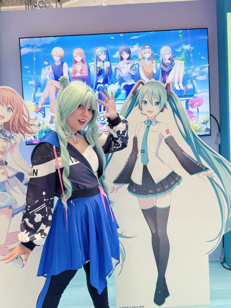MayuShiraimu's tweet photo. Not beating the Miku height/standee height allegations. π I even remember AllenTube saying at Miku Fes "standee na kasing height ni Mayumi"
#SEGAATLUSFestAtSMNorth #SupersizedFandom #SEGAfestPH #SegaSEA #AtlusSEA #hatsunemikucolorfulstage #projectsekai #proseka https://t.co/L3dr1mZXL1
