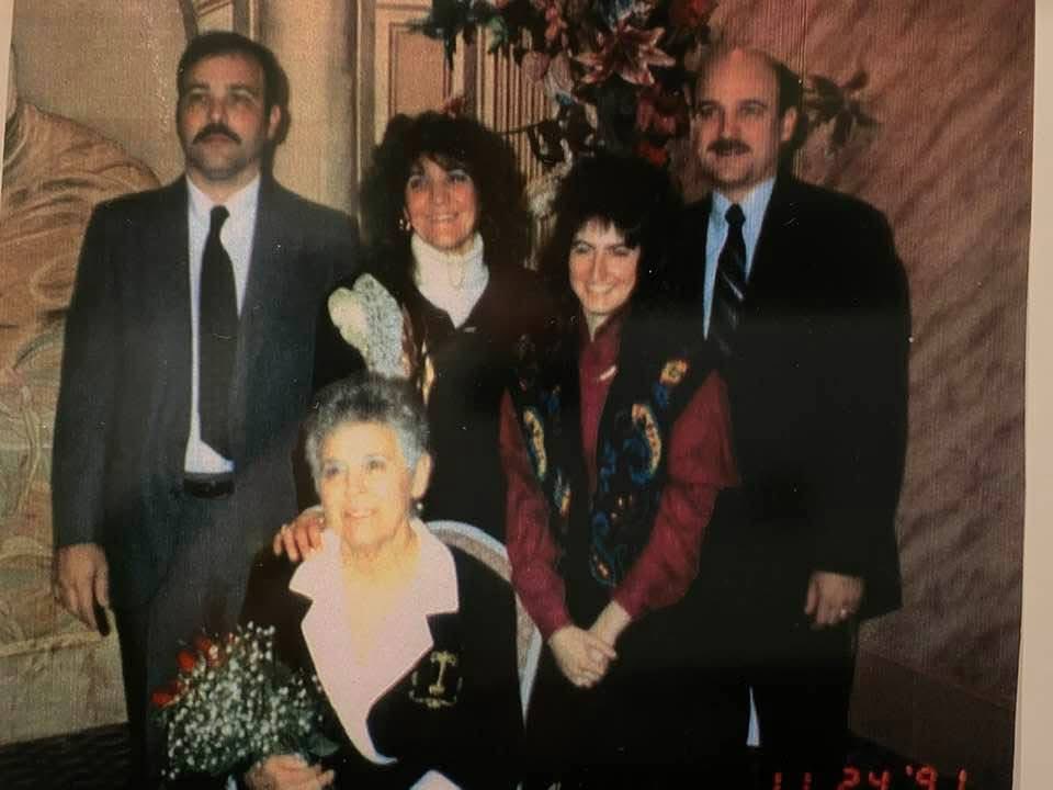 gingersnap599's tweet photo. #FlashBackFriday🩷
(This pic goes back to November 1991, my mom’s 70th Birthday) https://t.co/VkLwoo9Dvv