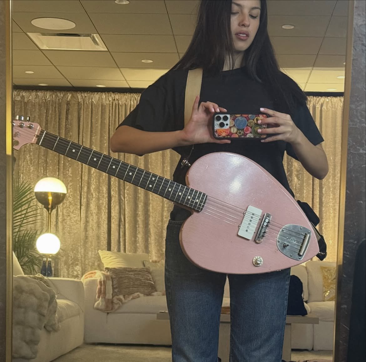 livcmils's tweet photo. ainda pensando muito nessa guitarra sendo a coisa MAIS LINDA https://t.co/GVcOe5UbIn