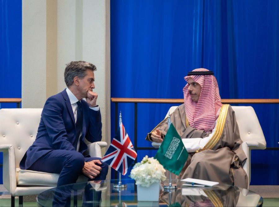 KhalidHabash's tweet photo. تبارك الله، الوفد السعودي كأنه وفد كوماندوز:
عدد قليل من الكفاءات العالية دخلوا أروقة الأمم المتحدة وصنعوا زلزالاً.

كمية المؤتمرات والاجتماعات والقرارات والتأثير مهولة، وذلك من فضل الله وثقل وزن المملكة.

دول قوية إقليمياً تمشي خلف الوفد السعودي من اجتماع لاجتماع!

- مع الرئيس ترامب وطمأنة ووعد بالحسم.
- بريطانيا وفرنسا وقرار إرسال قوات ودعم عسكري أوروبي
- ترأس التحالف العالمي لحل الدولتين
- ترأس التحالف العالمي لأمن الممرات المائية
- المجموعة الرباعية لحل الأزمة في السودان
- ترأس لقاء تحالف مكة
وغيرها الكثير.

الزعماء يحرصون على مصافحة وزير الخارجية والتقاط الصور معه.

غداً السبت صباحا كلمة وزير الخارجية وربما تكون الأهم بين كل الكلمات والجلسات. وراقبوا الحضور والتصفيق. 

ميزة أن تكون سعودي هي أن تفتح عينيك كل يوم صباحاً لتجد قائمة طويلة من الأحداث التي تشعرك بالفخر. 

عز وفخر وقوة وثبات ومكانة 💚🇸🇦💪🏽🤍