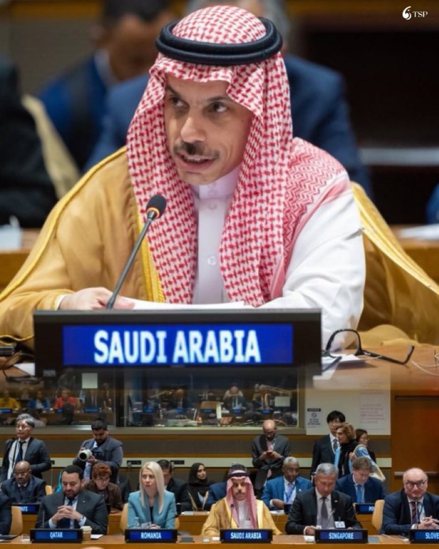 KhalidHabash's tweet photo. تبارك الله، الوفد السعودي كأنه وفد كوماندوز:
عدد قليل من الكفاءات العالية دخلوا أروقة الأمم المتحدة وصنعوا زلزالاً.

كمية المؤتمرات والاجتماعات والقرارات والتأثير مهولة، وذلك من فضل الله وثقل وزن المملكة.

دول قوية إقليمياً تمشي خلف الوفد السعودي من اجتماع لاجتماع!

- مع الرئيس ترامب وطمأنة ووعد بالحسم.
- بريطانيا وفرنسا وقرار إرسال قوات ودعم عسكري أوروبي
- ترأس التحالف العالمي لحل الدولتين
- ترأس التحالف العالمي لأمن الممرات المائية
- المجموعة الرباعية لحل الأزمة في السودان
- ترأس لقاء تحالف مكة
وغيرها الكثير.

الزعماء يحرصون على مصافحة وزير الخارجية والتقاط الصور معه.

غداً السبت صباحا كلمة وزير الخارجية وربما تكون الأهم بين كل الكلمات والجلسات. وراقبوا الحضور والتصفيق. 

ميزة أن تكون سعودي هي أن تفتح عينيك كل يوم صباحاً لتجد قائمة طويلة من الأحداث التي تشعرك بالفخر. 

عز وفخر وقوة وثبات ومكانة 💚🇸🇦💪🏽🤍