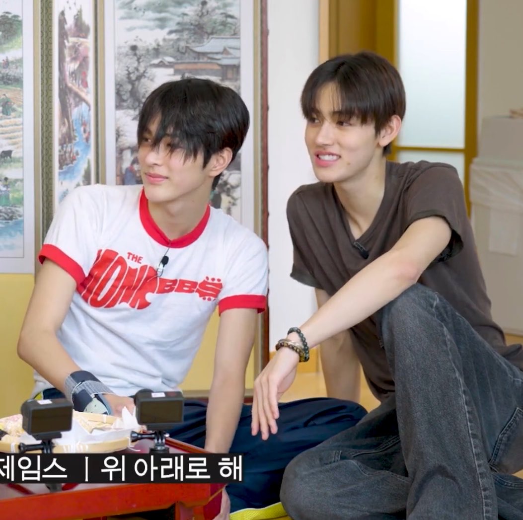 kycwq43's tweet photo. 님들은 일단 너무 가까우세요 https://t.co/ofJQcuf8x7