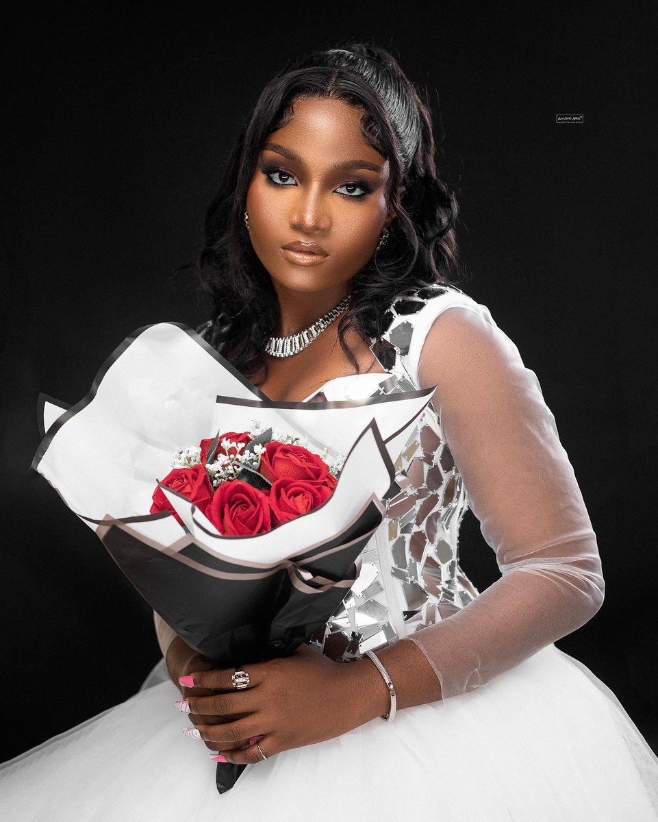 LindsyCira4h's tweet photo. Birthday portrait. In frame: @official_sacrod. Hair: @dibas_empire. MUA: @gotrendyhighlights. Styled by @kesh_unisex_salon_. Nails: @_nails_by_lola. Photos: @amazingaprils. Bouquet: @eventsbyarmie. Dress: @akwa_iyanga. https://t.co/YMBbaTggDc