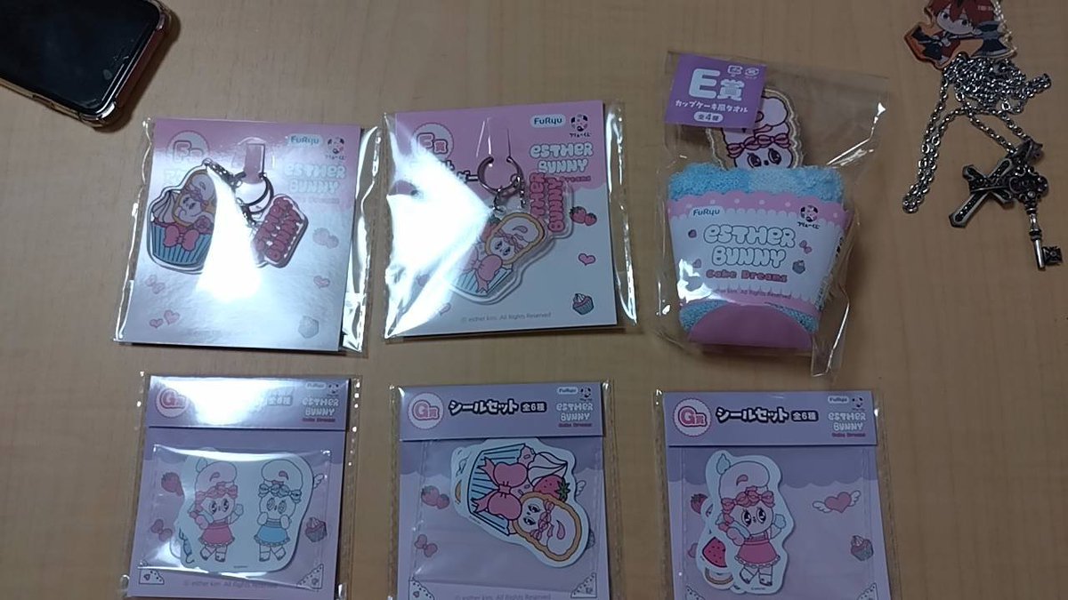 oyasayumin44's tweet photo. 彼氏がエスターバニーのくじ、2回じゃなくて6回も引いてくれたのに上位賞なくて泣きたい😭ありがとう… https://t.co/sqwMWC54wf