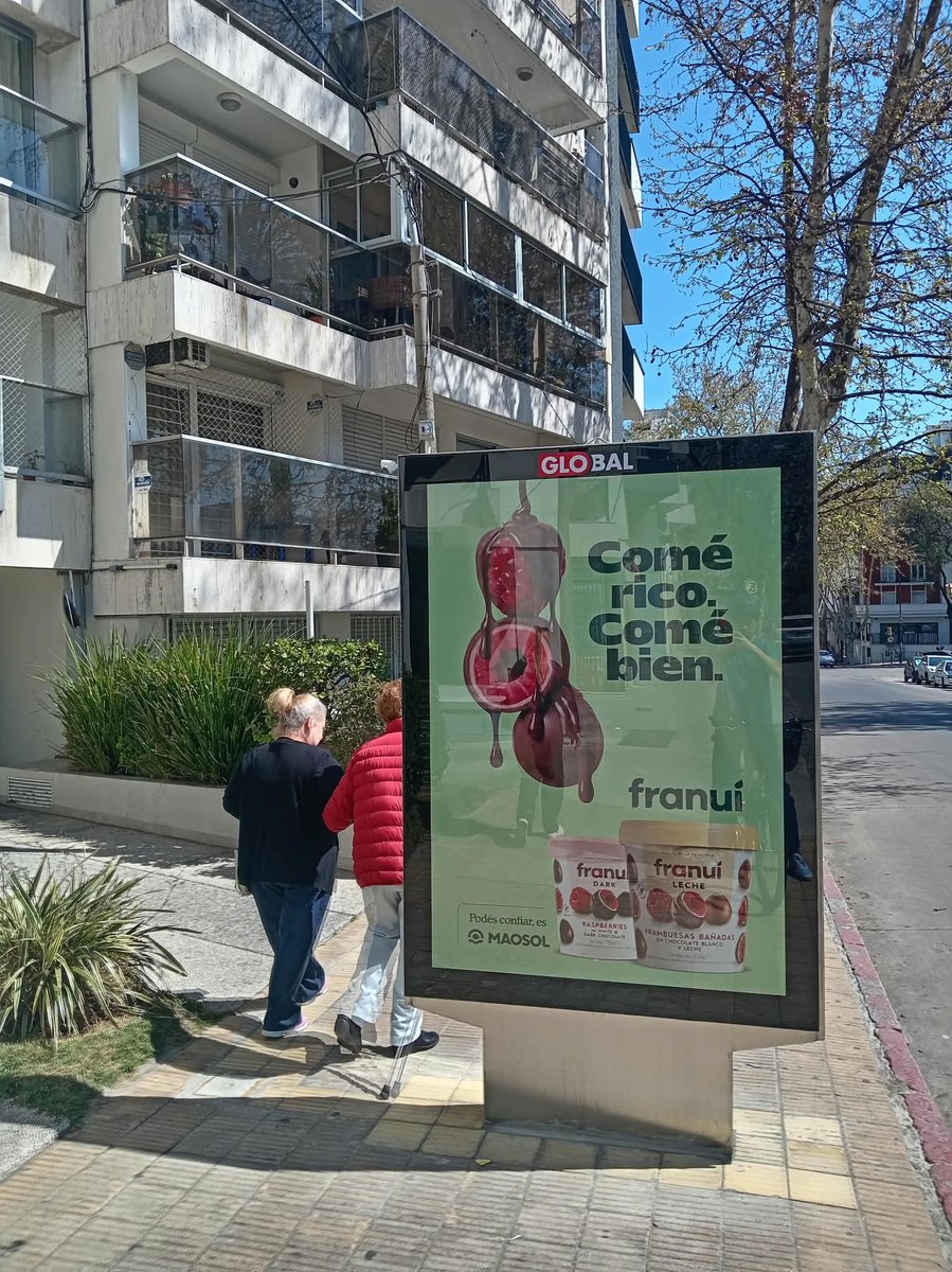 felixperezcodur's tweet photo. Canelones y Trueba. Fíjense cómo el cartel ocupa más espacio que el que deja libre para pasar, cómo complica la circulación peatonal.
Un punto precioso de Montevideo, vendido a la publicidad.
Nos debemos veredas, y ciudades, más caminables. https://t.co/C2O3uhHUQO