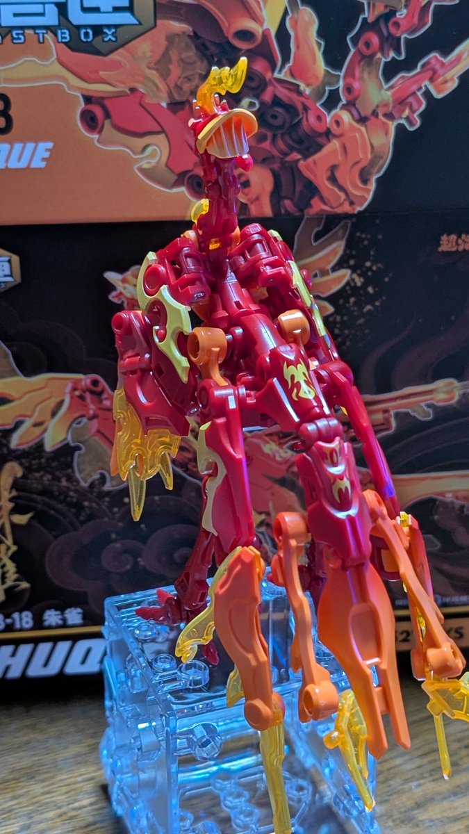 Sho21604475's tweet photo. 羽はこれくらい閉じることできます。エコーブラスターほどではないですが、朱雀も羽を閉じた姿がキマっています。脚も曲げられるので座ってるように見せることができます。
鳥系のビーストボックスはクオリティ高いです。
#52TOYS #BEASTBOX https://t.co/DHLV3t8y3P