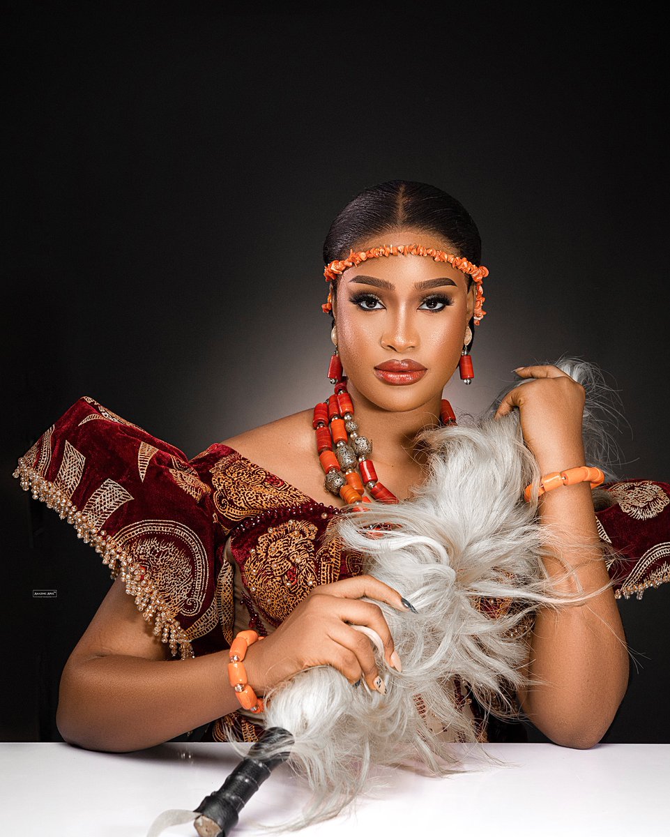 LindsyCira4h's tweet photo. Beautiful Igbo bride in Keffi. Makeup: @glam_by_tz
Hairstyling and installation: @dizas_beauty_place
Costume: @grace_erabridals
Photography: @amazingaprils https://t.co/PmSBPgbCKQ
