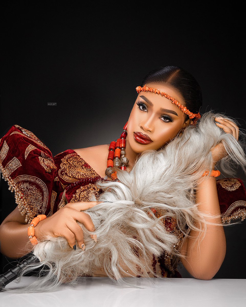 LindsyCira4h's tweet photo. Beautiful Igbo bride in Keffi. Makeup: @glam_by_tz
Hairstyling and installation: @dizas_beauty_place
Costume: @grace_erabridals
Photography: @amazingaprils https://t.co/PmSBPgbCKQ