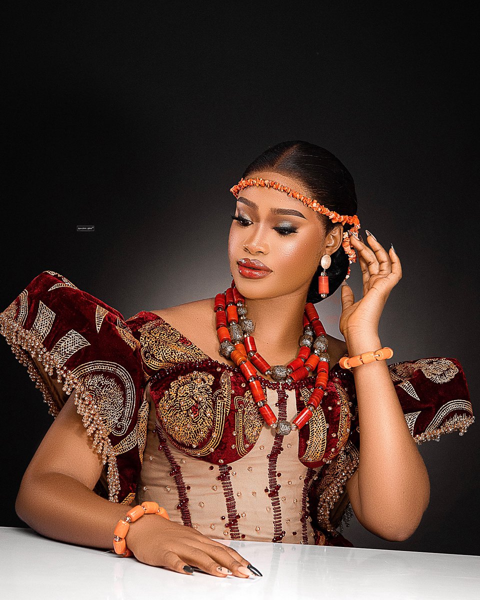 LindsyCira4h's tweet photo. Beautiful Igbo bride in Keffi. Makeup: @glam_by_tz
Hairstyling and installation: @dizas_beauty_place
Costume: @grace_erabridals
Photography: @amazingaprils https://t.co/PmSBPgbCKQ