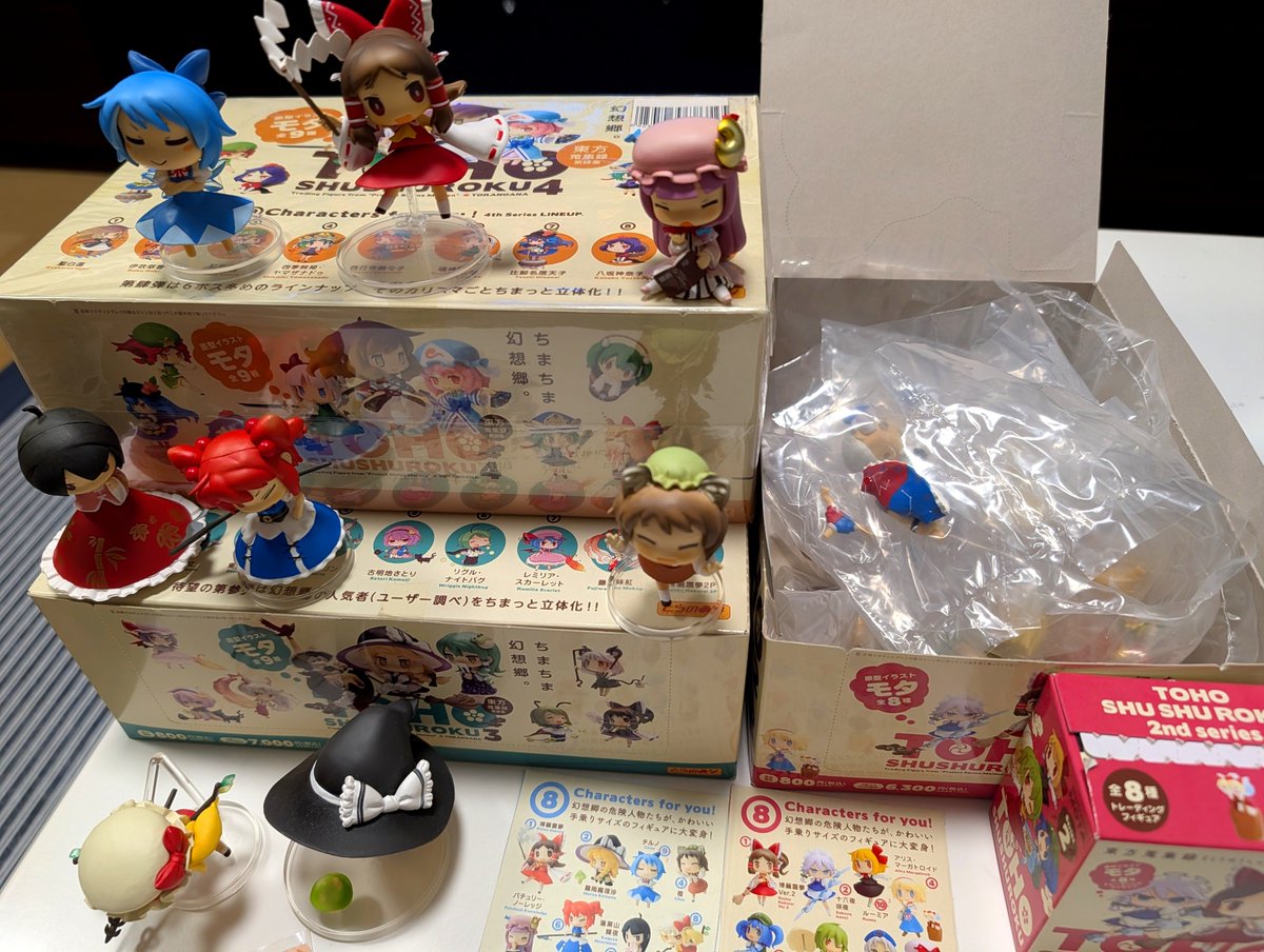 taniken12's tweet photo. 息子が東方にハマったので古の東方フィギュアを掘り出してきた。2010年の東方蒐集録。全コンプ。 https://t.co/eWhkJLNl6J