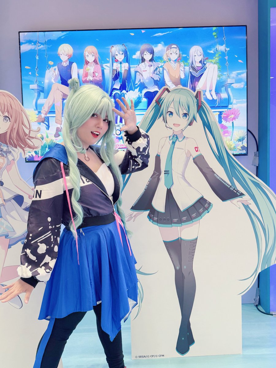 MayuShiraimu's tweet photo. Not beating the Miku height/standee height allegations. π I even remember AllenTube saying at Miku Fes "standee na kasing height ni Mayumi"
#SEGAATLUSFestAtSMNorth #SupersizedFandom #SEGAfestPH #SegaSEA #AtlusSEA #hatsunemikucolorfulstage #projectsekai #proseka https://t.co/L3dr1mZXL1