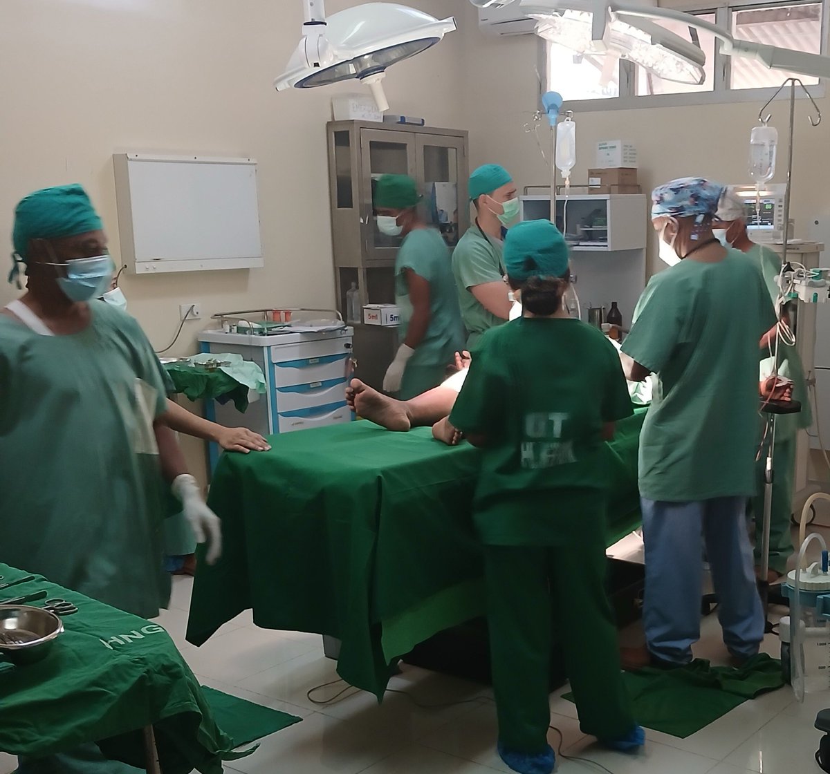 CubacooperaTlBo's tweet photo. El Dr. Alejandro González Esp. en Anestesia de la #BMCTL #HRMaliana con destreza y sabiduría está pendiente de cada cirugía porque #CubaCoopera . https://t.co/tNrPO5DDII