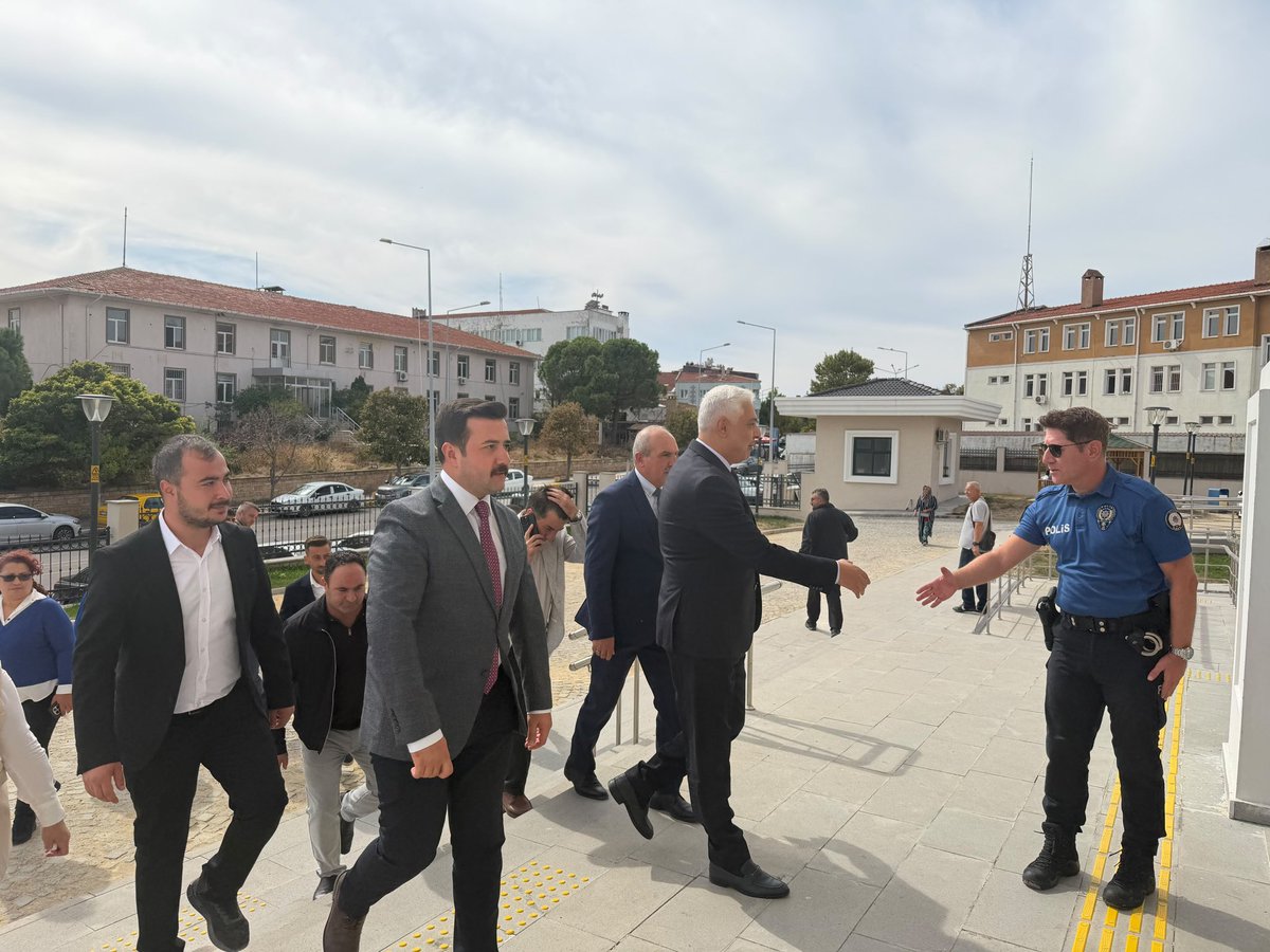 BarisOzerol's tweet photo. 📍Edirne

Enez Kaymakamımız Sayın Yunus Emre Fırat’ı makamında ziyaret ettik.

Enez’imizin ihtiyaçları ve ilçemizde yürütülen çalışmalar üzerine verimli bir değerlendirme gerçekleştirdik. 

Nazik ev sahipliği ve hoş sohbeti için Sayın Kaymakamımıza teşekkür ediyor, görevinde başarılar diliyorum.