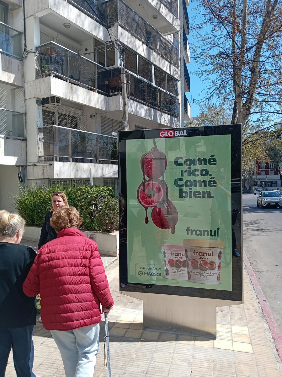 felixperezcodur's tweet photo. Canelones y Trueba. Fíjense cómo el cartel ocupa más espacio que el que deja libre para pasar, cómo complica la circulación peatonal.
Un punto precioso de Montevideo, vendido a la publicidad.
Nos debemos veredas, y ciudades, más caminables. https://t.co/C2O3uhHUQO