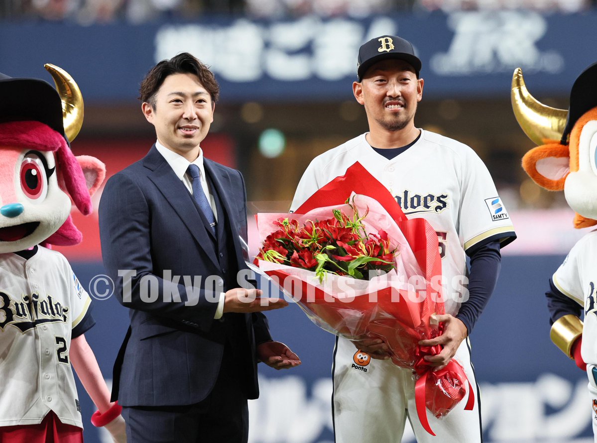 tospophoto's tweet photo. 【プロ野球】2026年9月25日
オリックス 平野佳寿引退セレモニー

#平野佳寿 #金子千尋 #岸田護監督 #岡田彰布顧問　

#オリックス #ORIX #Bs2026 #東スポ https://t.co/8iLv6mfVh2