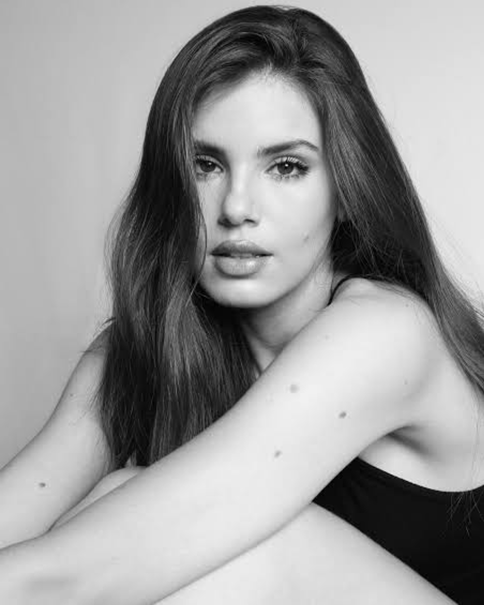 InfoDisneyHulu's tweet photo. Camila Queiroz será a protagonista de nova série do Disney+.

A trama acompanha quatro amigas enfrentando os desafios dos 30 e poucos anos.