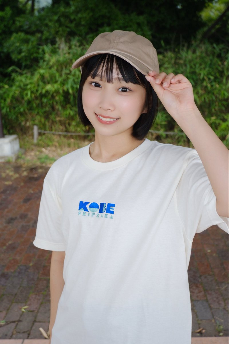 kosuzu_kasane's tweet photo. 「KOBE SKIP ZAKA」アパレルのイメージモデルを務めさせていただきました！

ロゴが刺繍になった洗練されたデザインのTシャツは神戸の街並みとも相性抜群です✨️
どのカラーもかわいくて最高だよ☺️♡
かさねんとお揃いにしよう？🪽
🔗 https://t.co/zHwWLKxuaM https://t.co/EDOIGgxks1