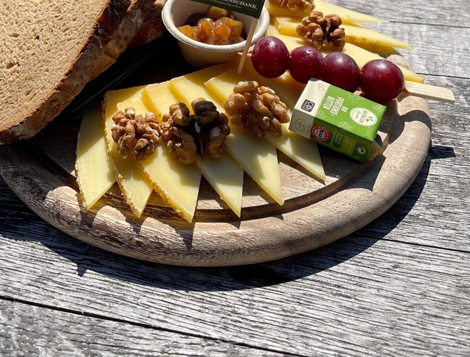 UrsulaHyzer's tweet photo. Probamos el queso manchego artesanal: textura cremosa, sabor intenso a nuez y perfecto para acompaar pan. https://t.co/4fELTsBr3P