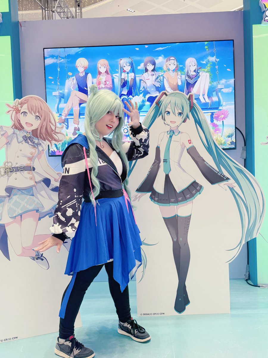 MayuShiraimu's tweet photo. Not beating the Miku height/standee height allegations. π I even remember AllenTube saying at Miku Fes "standee na kasing height ni Mayumi"
#SEGAATLUSFestAtSMNorth #SupersizedFandom #SEGAfestPH #SegaSEA #AtlusSEA #hatsunemikucolorfulstage #projectsekai #proseka https://t.co/L3dr1mZXL1