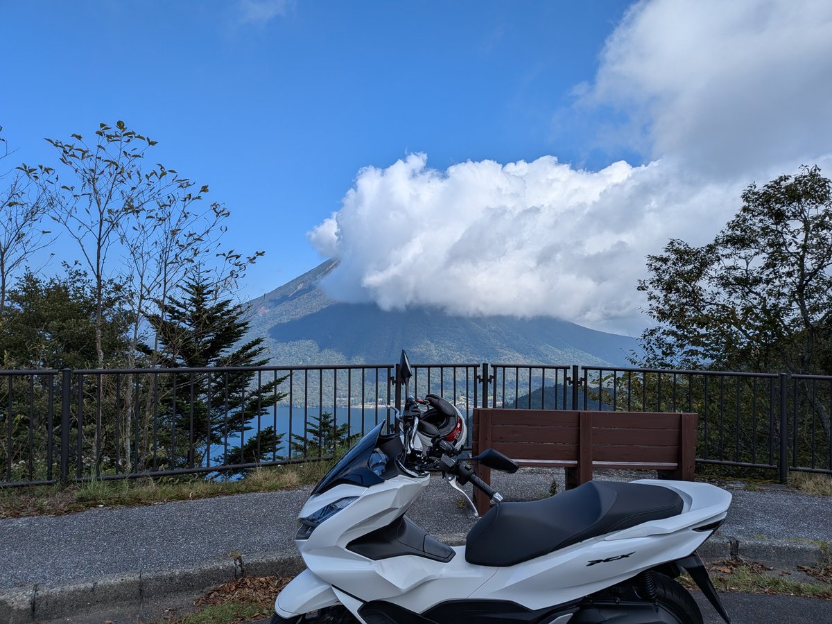 daisuke111000's tweet photo. 今日の回顧録
朝起きたら怪しい雲行きだったけど、徐々に晴れてきた！
またいろは坂を昇り、またまたやってきた奥日光
どうせなら高い所からと思い、クネクネ道をさらに昇り、展望台へ
ほへぇ〜男体山がほぼ水平に見える
遠くの戦場ヶ原とかも！
長居するつもりは無かったけど、見応えあり過ぎた https://t.co/EuNfXKlUgo