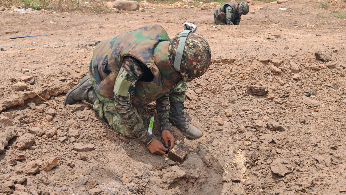 Ingenieros_EJC's tweet photo. BRING I En el Fuerte Militar de Tolemaida, el Batallón de Ingenieros de Operaciones Especiales desarrolló las prácticas correspondientes al Curso Internacional EOC N.° 3, mediante ejercicios prácticos en escenarios controlados.

Durante la jornada, el personal participante puso en práctica conocimientos y procedimientos relacionados con el manejo de explosivos, fortaleciendo la preparación técnica, el trabajo en equipo y la capacidad de respuesta ante escenarios que demandan entrenamiento especializado.

#PatriaHonorLealtad