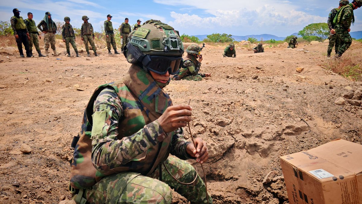 Ingenieros_EJC's tweet photo. BRING I En el Fuerte Militar de Tolemaida, el Batallón de Ingenieros de Operaciones Especiales desarrolló las prácticas correspondientes al Curso Internacional EOC N.° 3, mediante ejercicios prácticos en escenarios controlados.

Durante la jornada, el personal participante puso en práctica conocimientos y procedimientos relacionados con el manejo de explosivos, fortaleciendo la preparación técnica, el trabajo en equipo y la capacidad de respuesta ante escenarios que demandan entrenamiento especializado.

#PatriaHonorLealtad