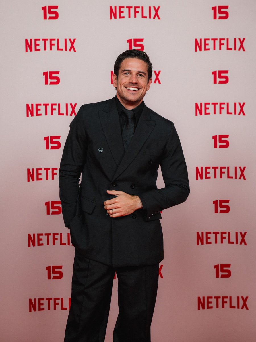 HomensdaMidia's tweet photo. Marco Pigossi servindo elegância e beleza no tapete vermelho da festa comemorativa de 15 anos da Netflix no Brasil 🇧🇷 #Netflix15Anos https://t.co/yz00Os6Jlk