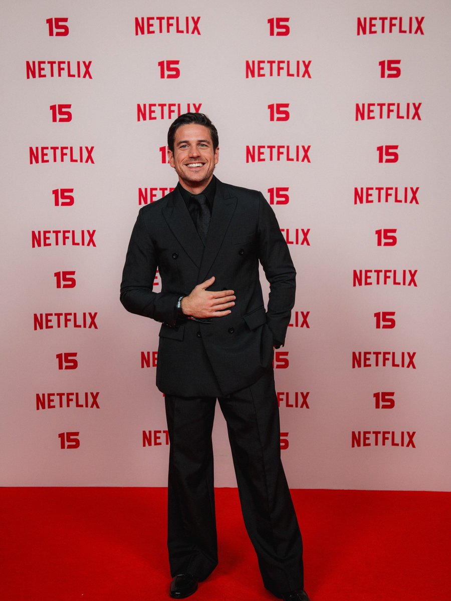 HomensdaMidia's tweet photo. Marco Pigossi servindo elegância e beleza no tapete vermelho da festa comemorativa de 15 anos da Netflix no Brasil 🇧🇷 #Netflix15Anos https://t.co/yz00Os6Jlk