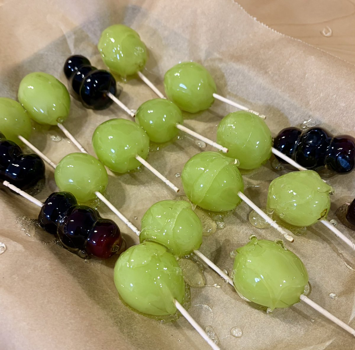 KAO0924519's tweet photo. ショケ落ちた悲しさでタンフル作った🍇🫐涙
家に竹串なくて爪楊枝だし、適当に作ったけど、パリパリで美味しかった！
ミニトマトも試せばよかったな〜！ https://t.co/Cm24WTkT2a