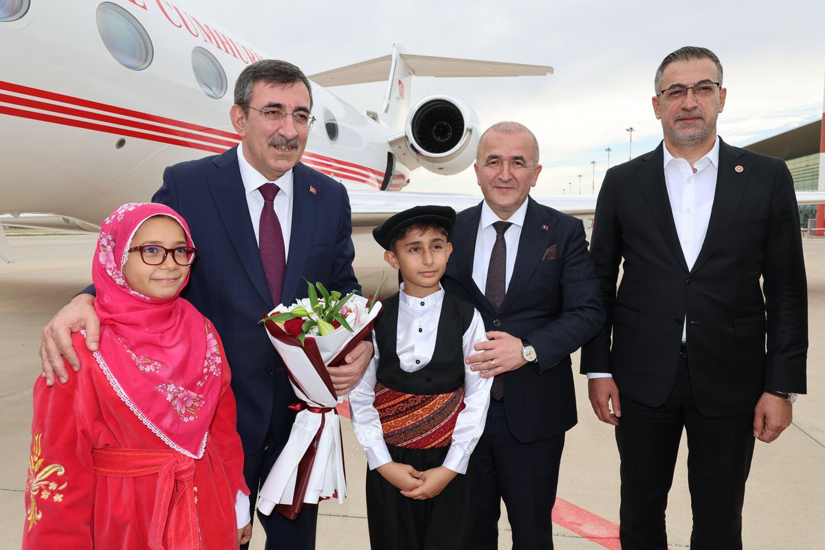 KverSemih's tweet photo. 📍 Elazığ

Bir dizi programa iştirak etmek üzere ilimize teşrif eden Cumhurbaşkanı Yardımcımız Sn.Cevdet Yılmaz’ı karşıladık. https://t.co/faOcBV7voi