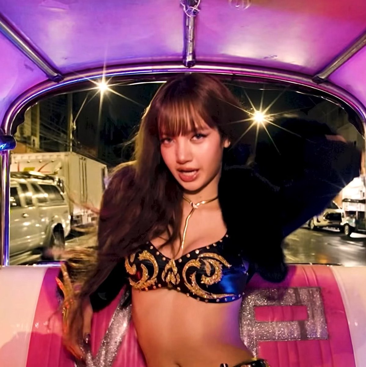 lalisahourIy's tweet photo. have you ever seen someone look this hot on a tuktuk? i don’t think so https://t.co/ofiyMUH0AE