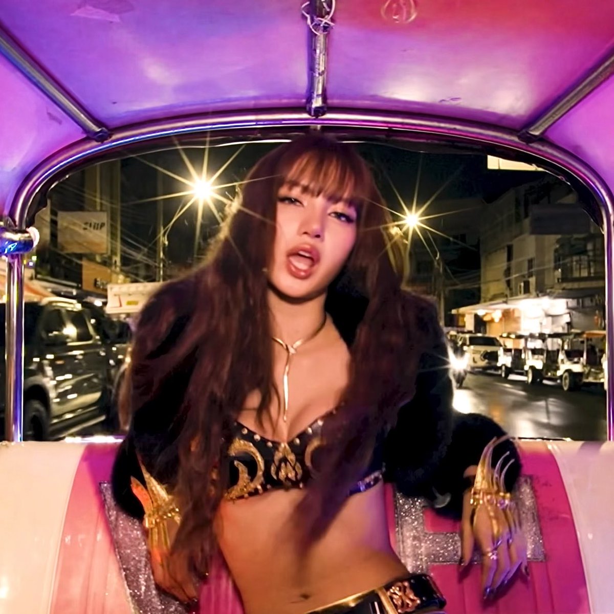 lalisahourIy's tweet photo. have you ever seen someone look this hot on a tuktuk? i don’t think so https://t.co/ofiyMUH0AE