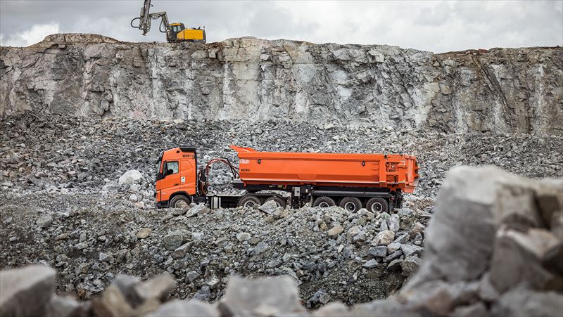 Cdn_Mining_Jrnl's tweet photo. Volvo crosses 3M tonnes of autonomous haulage
Volvo Autonomous Solutions (VAS) celebrated a hauling milestone on Thursday — 3 million tonnes of material autonomously transported in the mining and quarrying segment.
#mining #miningnews #canadianminingjournal #volvo #autonomous #trucks #technology #equipment #suppliers
https://t.co/rccar62Ot9
