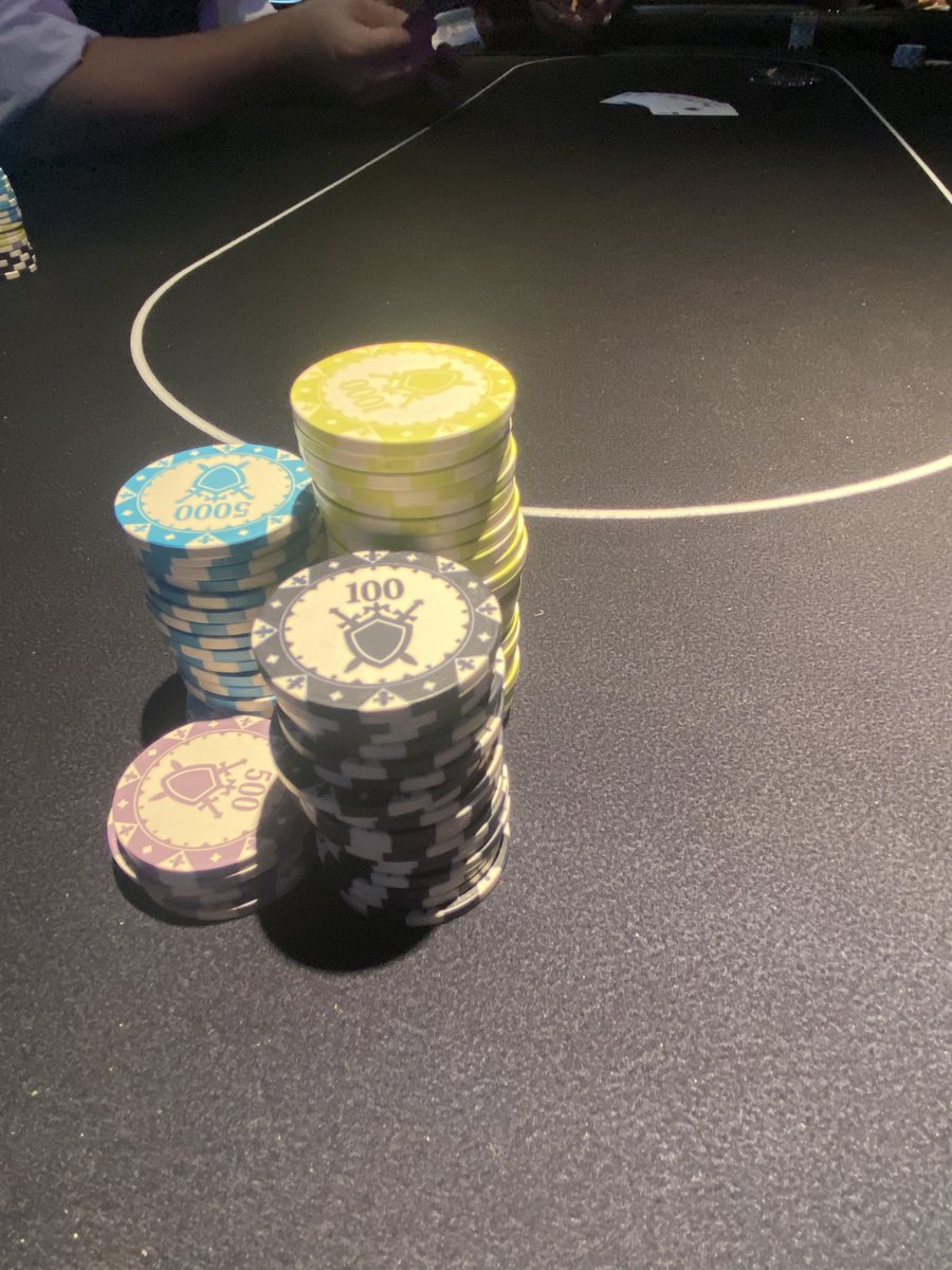 eipoker's tweet photo. 近くで予定があって都合よかったのでMain DAY1Bレベル1から参戦。
序盤アベ倍。たまにはやらせてください🙏

・会場入り口迷う。建物の周り2周必須
・トランプ小さくて2.3.7.8番はおじはボード見えない
・会場がめちゃ暗い。昼間も暗いらしいw
・テーブルの滑りがよくトランプよく滑る https://t.co/jtWbXczH1o