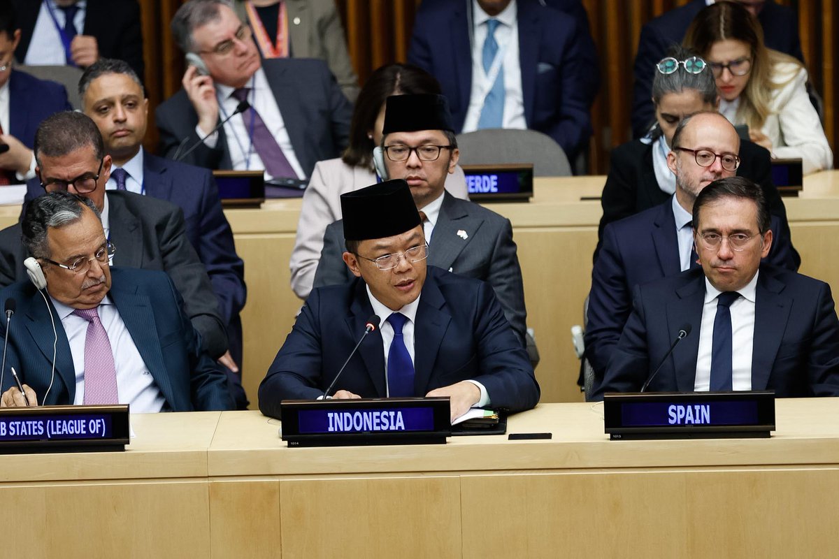 Menlu_RI's tweet photo. Indonesia rejects any action that undermines Palestinian statehood.

At the High-level Ministerial Meeting of the Global Alliance for the Implementation of the Two-State Solution at #UNGA81 (24/9), Indonesia called for concrete measures to protect Palestinian statehood, uphold international law, and bring an end to the occupation.

We must continue to build international support for the recognition of the State of Palestine because every recognition strengthens the path towards the Two-State Solution.