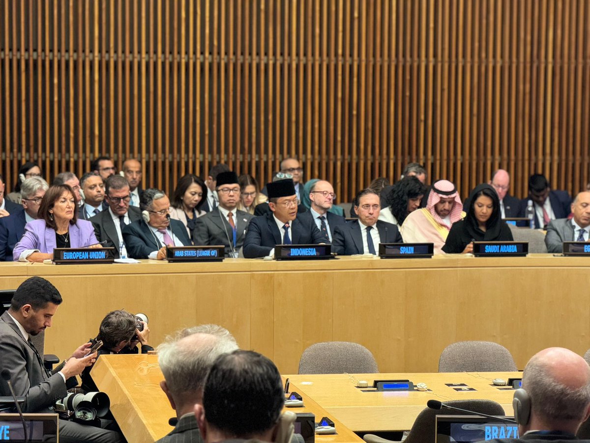 Menlu_RI's tweet photo. Indonesia rejects any action that undermines Palestinian statehood.

At the High-level Ministerial Meeting of the Global Alliance for the Implementation of the Two-State Solution at #UNGA81 (24/9), Indonesia called for concrete measures to protect Palestinian statehood, uphold international law, and bring an end to the occupation.

We must continue to build international support for the recognition of the State of Palestine because every recognition strengthens the path towards the Two-State Solution.