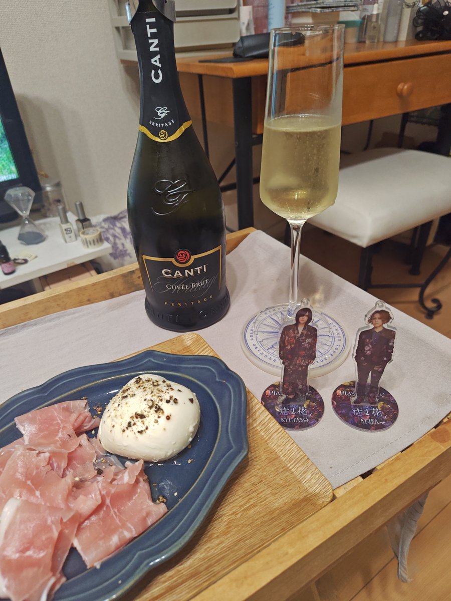 tab6shv3's tweet photo. いつもの一人打ち上げ〜
おだんごじゃなくて、モッツァレラチーズでお月見もかねてw https://t.co/JdVJ5QgRQ4