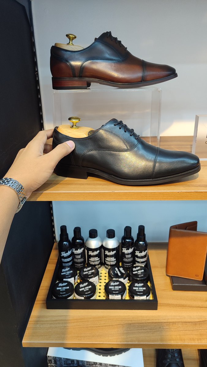 Akaishushm's tweet photo. looks sleek af 
should I buy this one or the brown? 

attending a wedding this Sunday https://t.co/t9EeJuZoRr