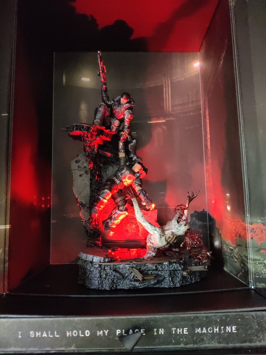 DaveZara's tweet photo. This is an collector edition people. 
#eday #gearsofwar 
Not that crap #Rockstar release of #GTAVI with a caiman. 
48cm hight of a good quality statue.
I'd have appreciated the soundtrack, and some art book. 
Btw, #gameincluded. https://t.co/RAvXuw93vU