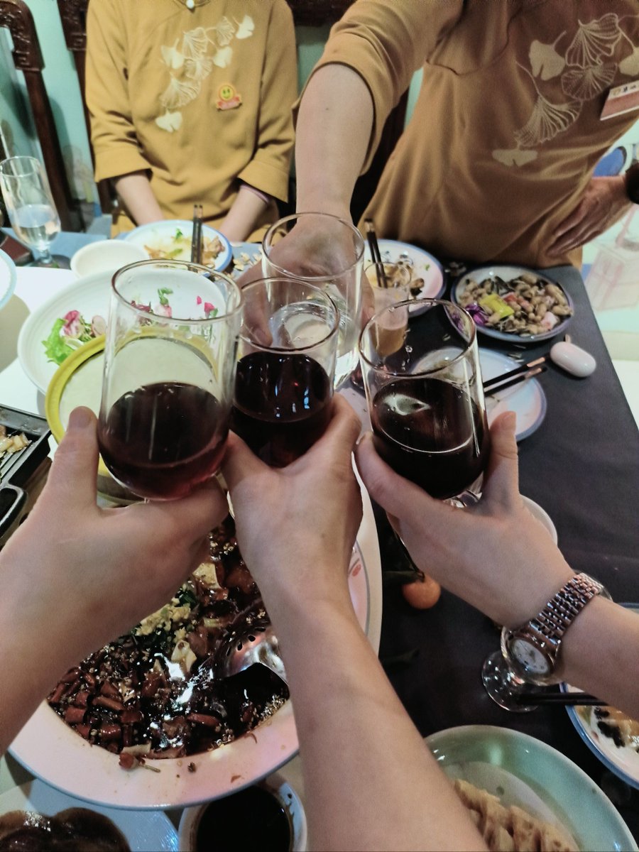 ElizaBolfamn6a's tweet photo. Reencuentro con mis viejos compaeros de instituto, riendo hasta las 2 de la maana, recordando nuestras locuras. El tiempo no cambia lo que nos une. https://t.co/mGtO7ftPkH