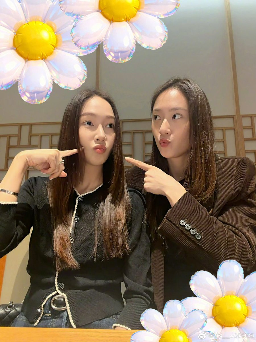 krystclass's tweet photo. Jessica’s Weibo update with Krystal:

“From us 🫶🏻🌕
#.JungSisters #.MidAutumnWishes #.MidAutumnFulfillment @.KRYSTALJUNG” 

#KRYSTAL #크리스탈 #정수정 https://t.co/LeJj5CYA0u